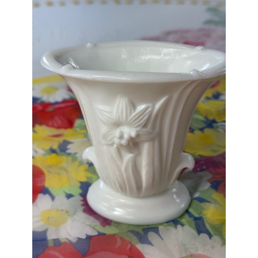 EO Brody Milk Glass Vase 658 White Daffodil Flower Mid-Century Vintage 4.5 inch